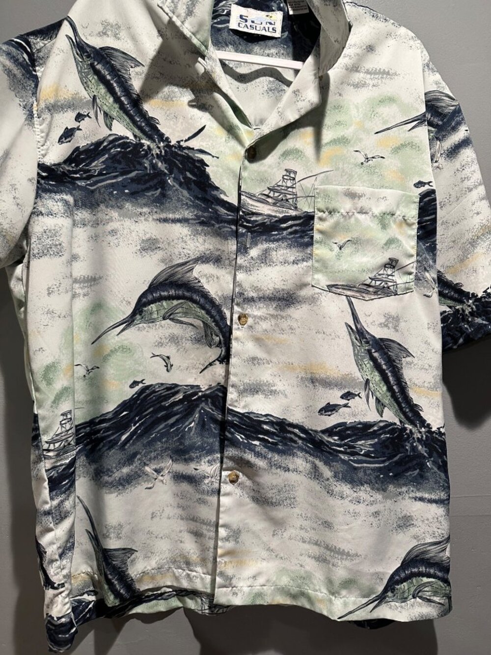 Sun Casuals Men’s Hawaiian Shirt L Marlin Fishing Ocean Scene Sporty Athleisure